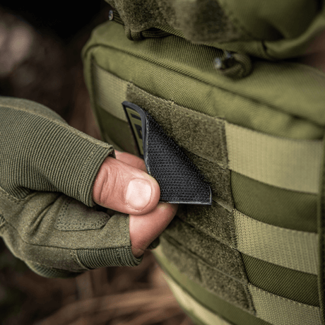 M-Tac Patch Medic PVC 3D taktisk patch fästs på en militärväst med Velcro, flexibelt PVC-material, idealisk för medicinsk personal.