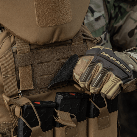 Soldat iklädd taktisk väst med M-Tac Patch Lucky Card (Broderi) fäst vid Cordura 500D-tyg med Velcro.
