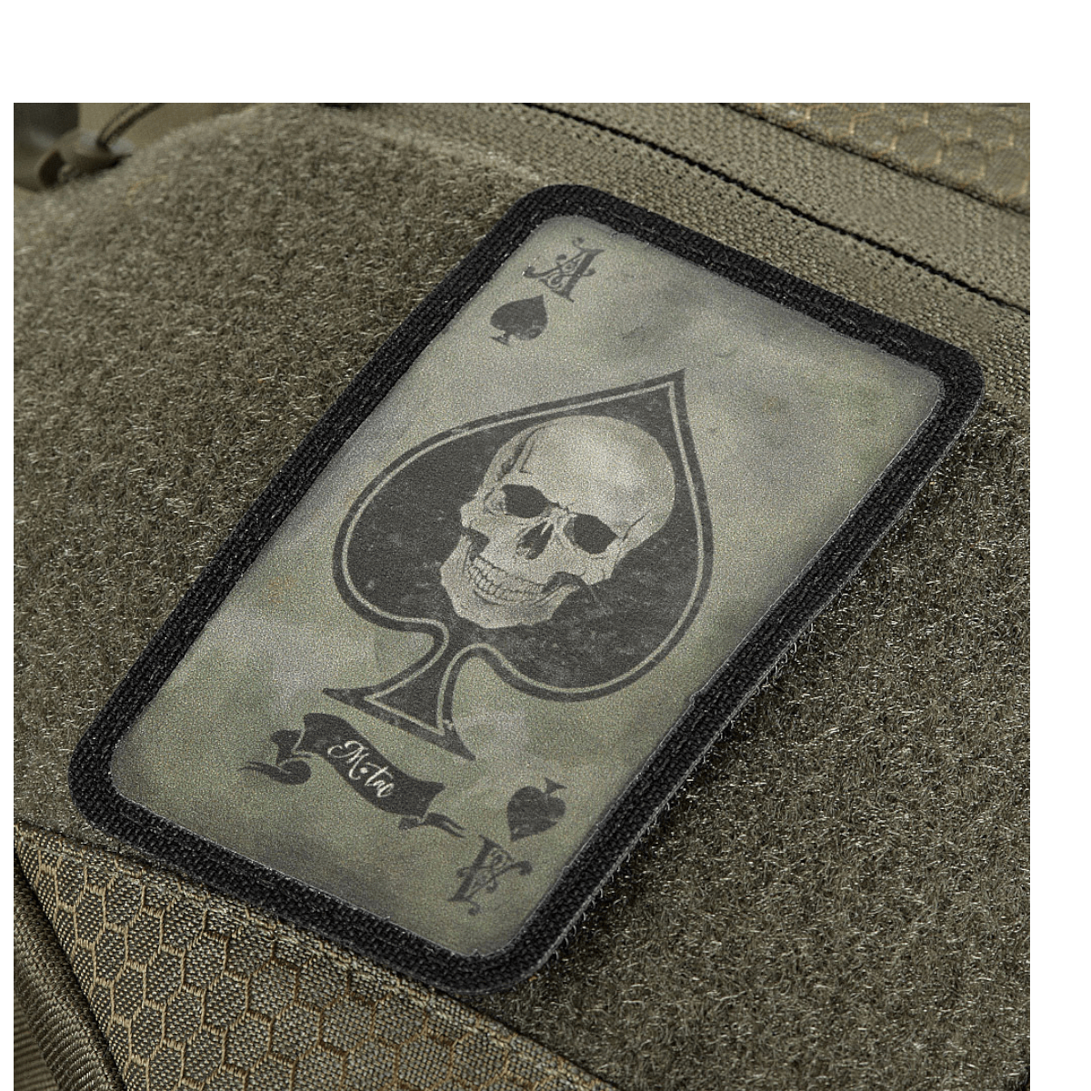 M-Tac Bat Wing Taske Elite Hex med specialdesignet kortstop med kranie, holdbart Cordura-materiale og pålidelig YKK-lynlås.