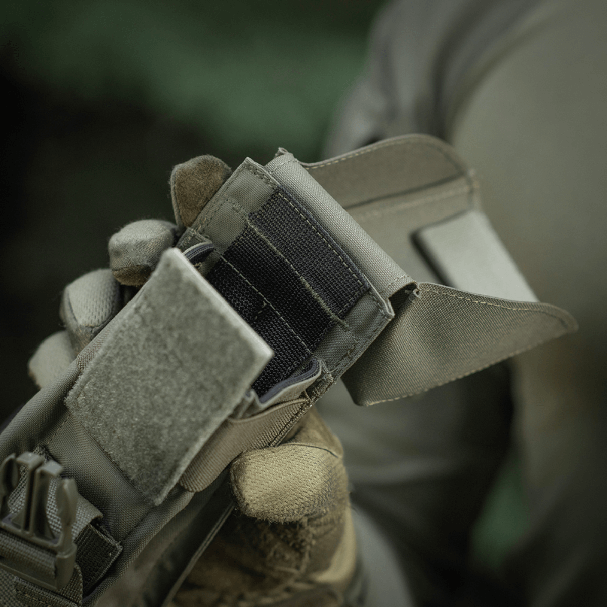 M-Tac Dobbelt Magasin Taske med Fastex Lukning i brug til udendørs taktiske aktiviteter