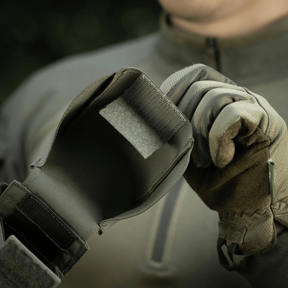 Brug af M-Tac Dobbelt Magasin Taske med Fastex Lukning i naturen, viser holdbarhed af Cordura 500D-materialet.