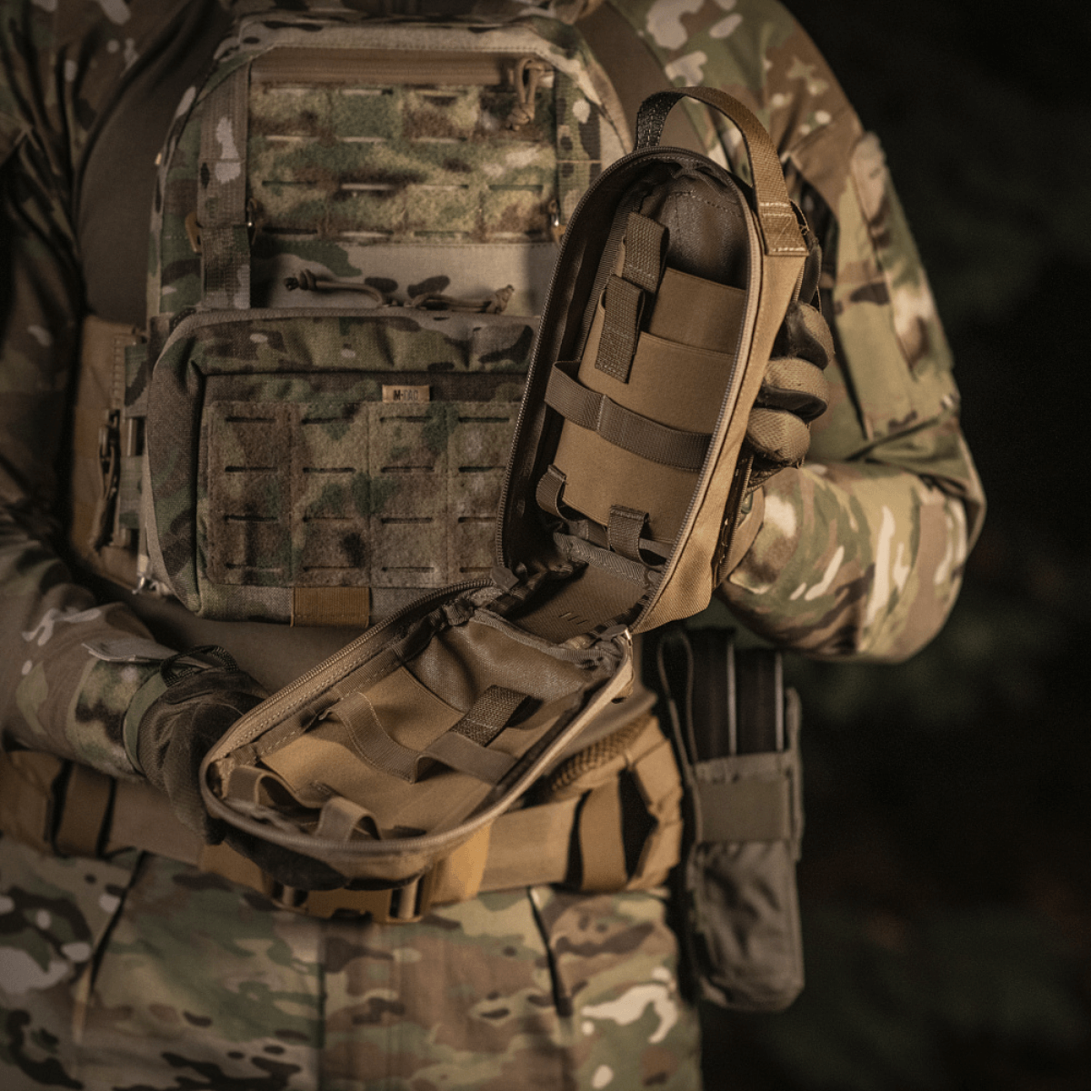 M-Tac Medical Pouch Rip Off monteret på MOLLE Velcro-paneler til hurtig førstehjælpsadgang, robust lynlås for sikker opbevaring.
