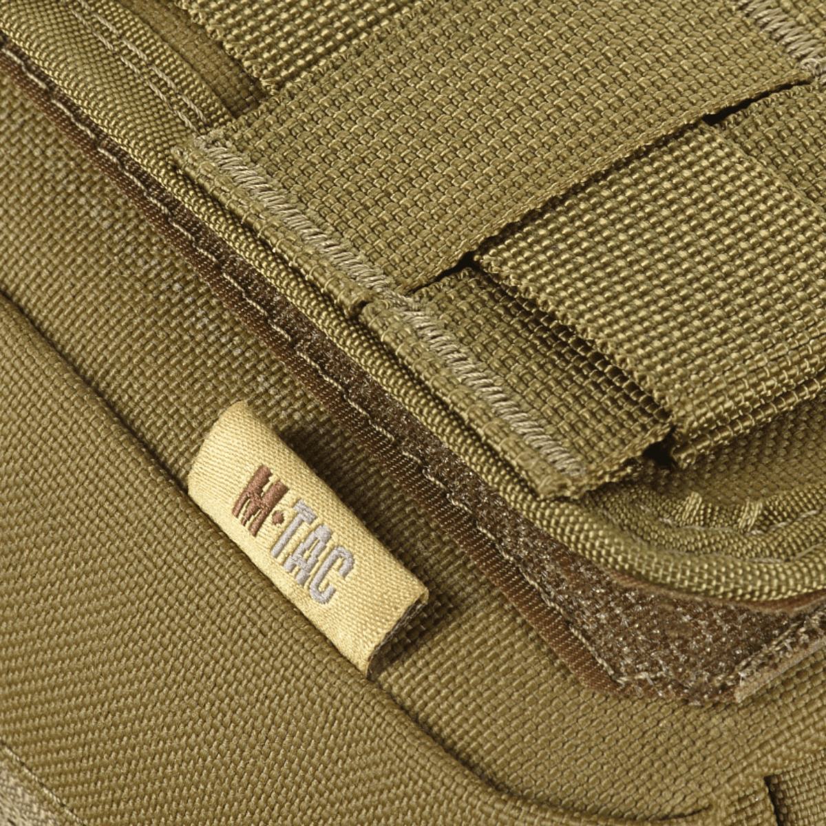 M-Tac Medical Pouch Rip Off monteret på MOLLE Velcro-paneler til hurtig adgang, robust lynlåslukning, modulært design til opbevaring af førstehjælpsudstyr.