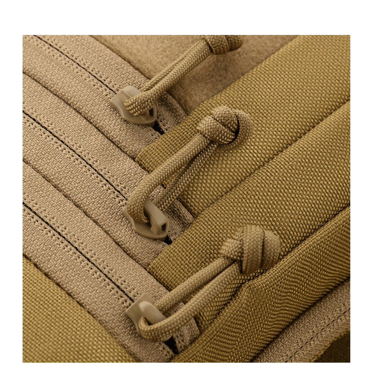 Detalje af M-Tac Carry Sling Taske Elite Gen.IV med Velcro, viser  lynlåse og materiale i sandfarve. Perfekt til diskret våbenbæring.