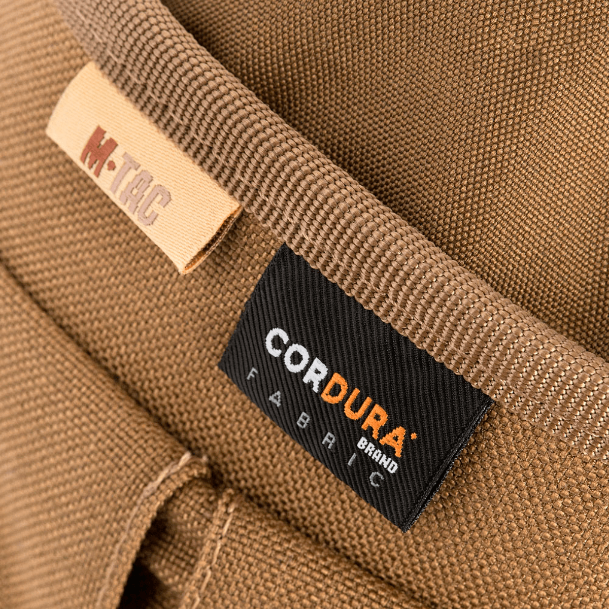 M-Tac Mag Drop Pouch Elite i slidstærkt CORDURA stof med MOLLE-fastgørelser, designet til sikker opbevaring og hurtig magasinudskiftning.