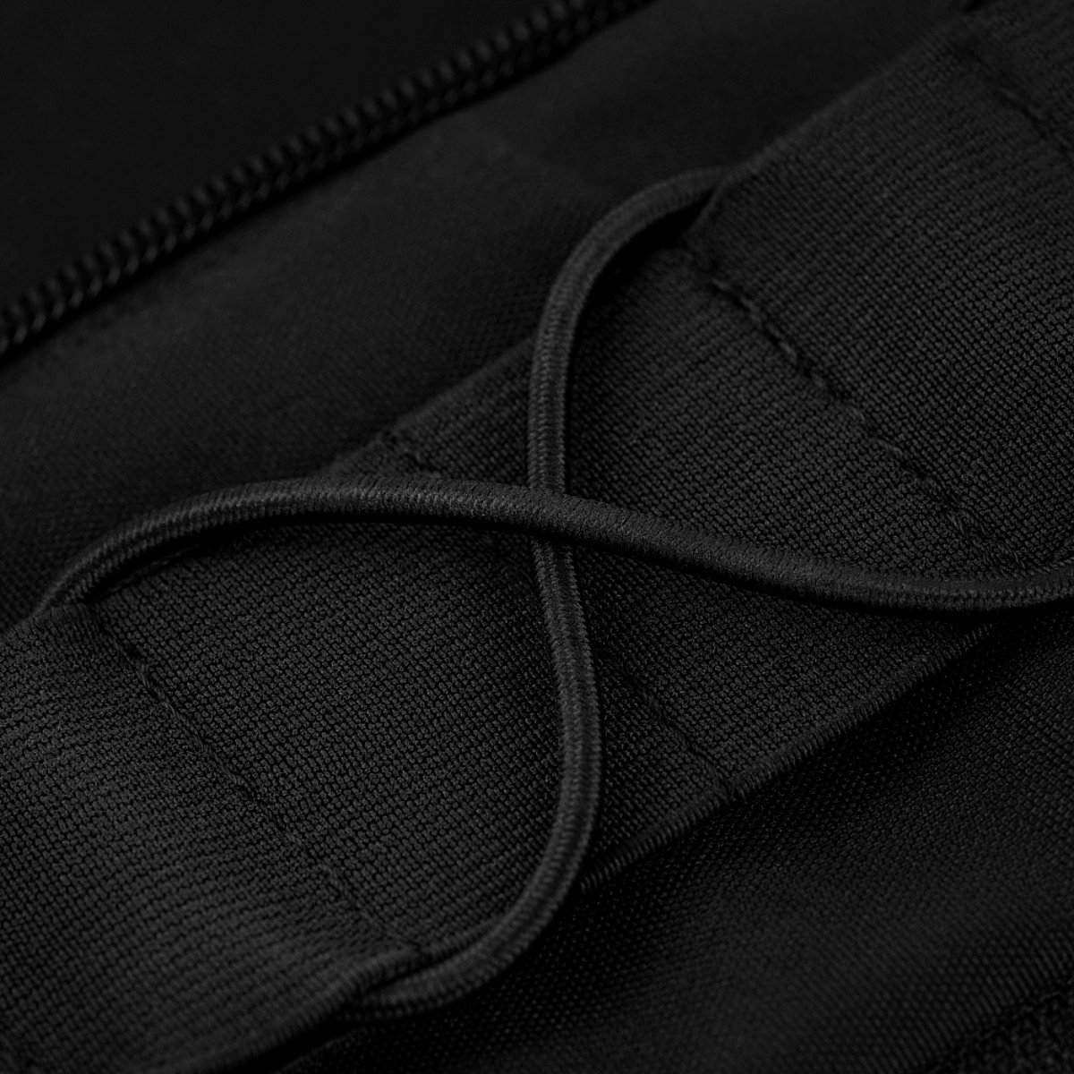 Sort elastik og stropper på M-Tac Medical Pouch Elite Rip Off for hurtig adgang og effektiv organisation i nødsituationer.