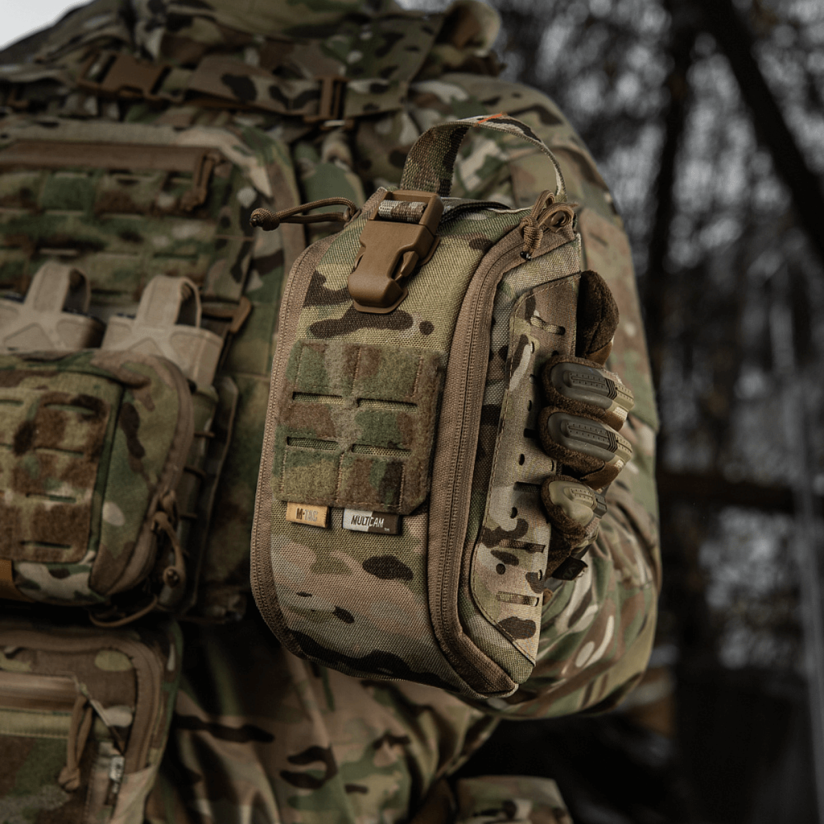 Soldat med M-Tac Medical Pouch Elite Rip Off taske til førstehjælp i taktisk brysthylster.