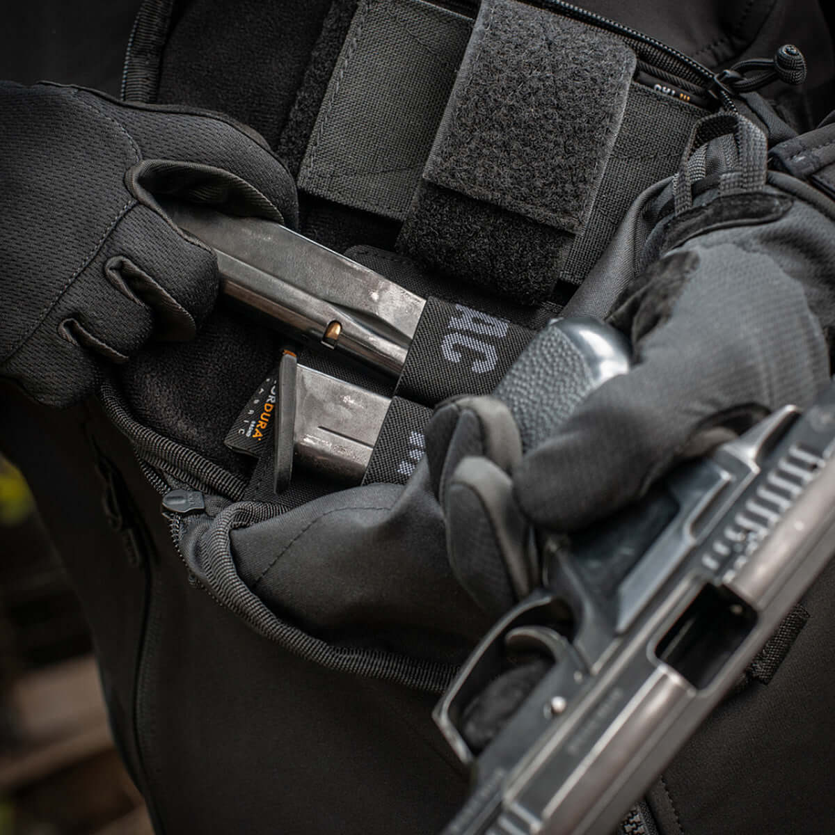 M-Tac Double Mag Pouch Hook Backed Magazine holder to magasiner i en taktisk opsætning med Velcro-fastgørelse.