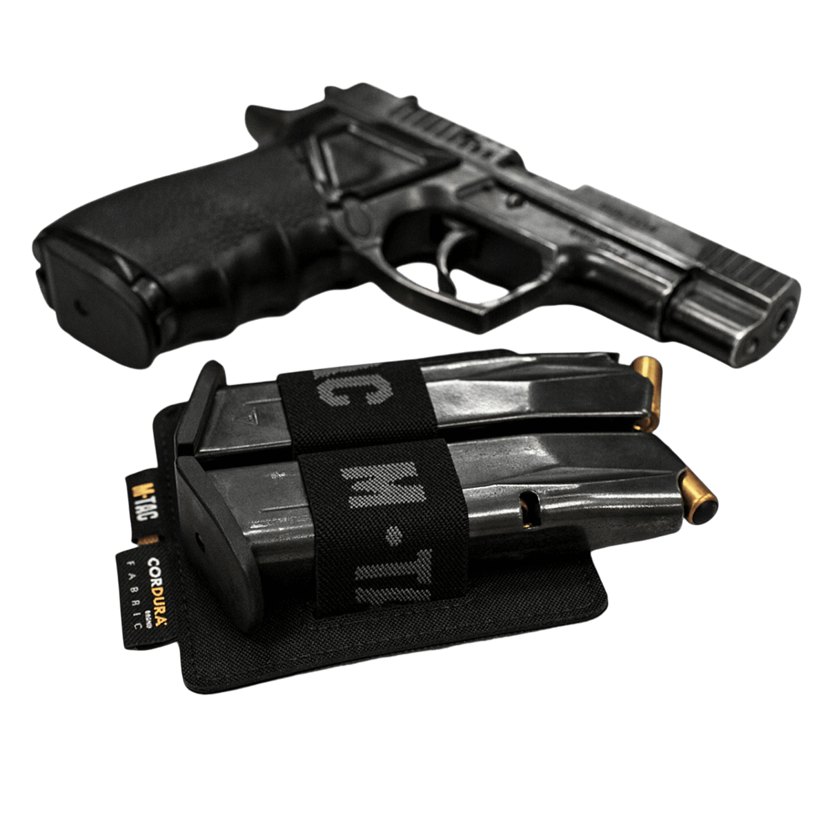 M-Tac Double Mag Pouch Hook Backed Magazine med to magasiner ved siden af en pistol på sort baggrund