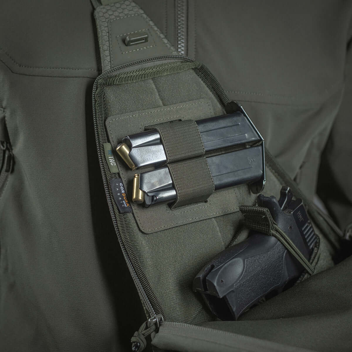 M-Tac Double Mag Pouch Hook Backed Magazine med to pistolmagasiner monteret i en taske med Velcro.