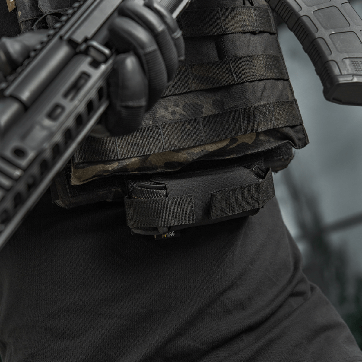 M-Tac Tourniquet Pouch Elastisk VELCRO Gen.II fastgjort under plate carrier