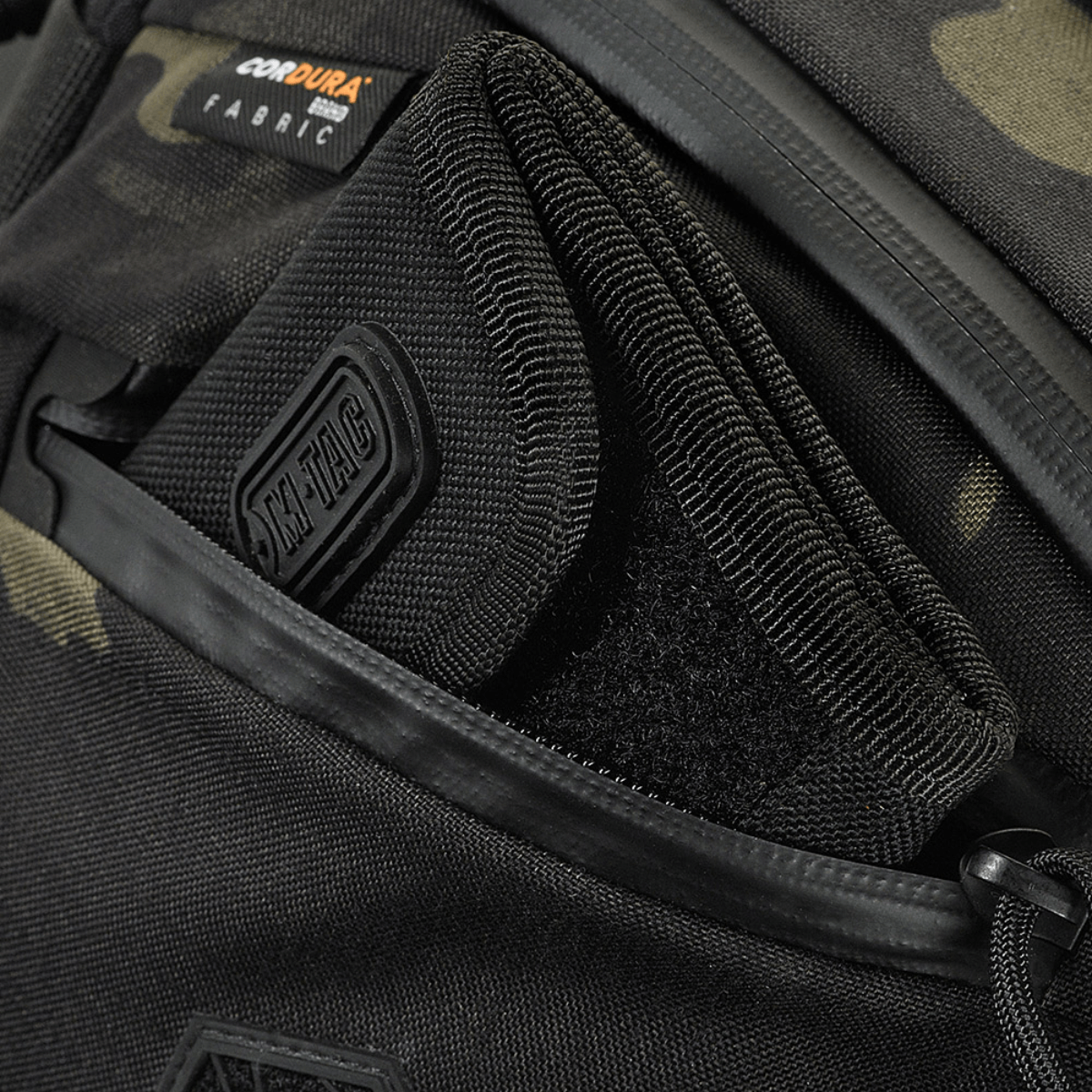 M-Tac Sphaera Hex Hardsling Taske Gen.II Elite i Cordura polyester med lynlås og skjult bæring, detaljevisning af materiale og design.