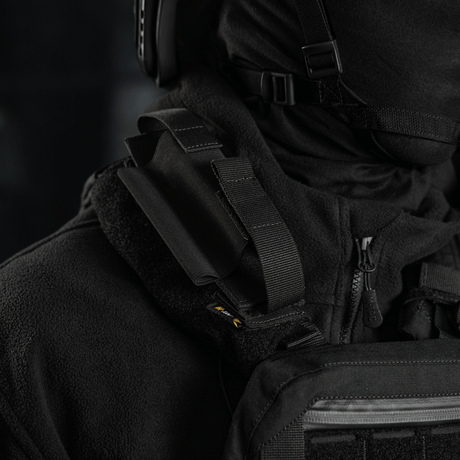 M-Tac Elastisk Tourniquet Pouch Molle Gen.III monteret på sort taktisk jakke
