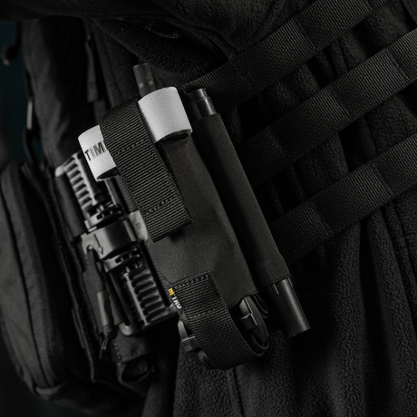 M-Tac Elastisk Tourniquet Pouch Molle Gen.III fastgjort på vest med bred elastik og hurtig adgangsdesign, materiale Cordura Squadron.
