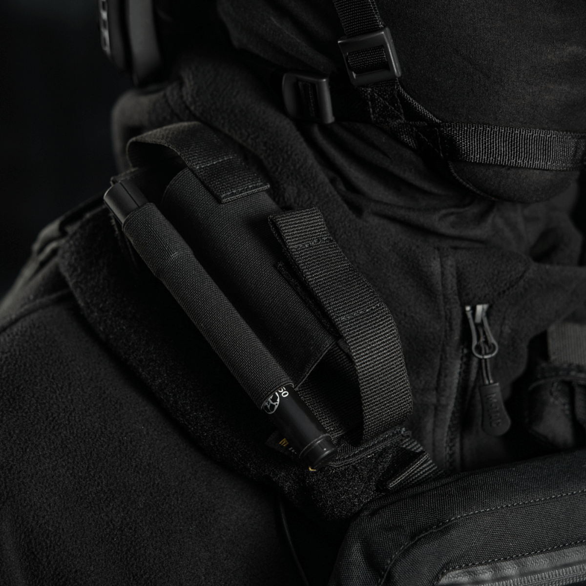 M-Tac Elastisk Tourniquet Pouch Molle Gen.III til hurtig adgang og sikker opbevaring af tourniquet, monteret på taktisk udstyr.