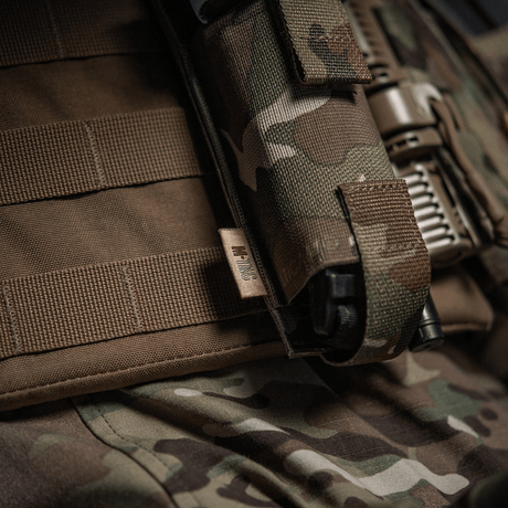 M-Tac Elastisk Tourniquet Pouch Molle Gen.III på taktisk vest i camouflagemønster