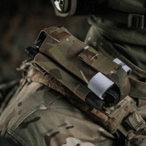 M-Tac Elastisk Tourniquet Pouch Molle Gen.III fastgjort til militærvest i camouflage, sikrer let adgang til C-A-T tourniquet.