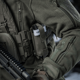 M-Tac Elastisk Tourniquet Pouch Molle Gen.III monteret på taktisk vest i skovklædt miljø med C-A-T tourniquet synlig.