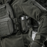M-Tac Elastisk Tourniquet Pouch Molle Gen.III fastgjort til taktisk jakke på person i felten.