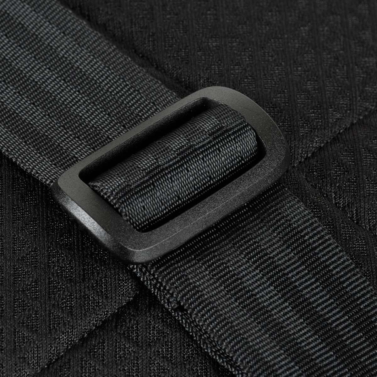 Nærbillede af justerbar strop på M-Tac Satellite Magnet Taske Elite Hex i sort Cordura materiale.