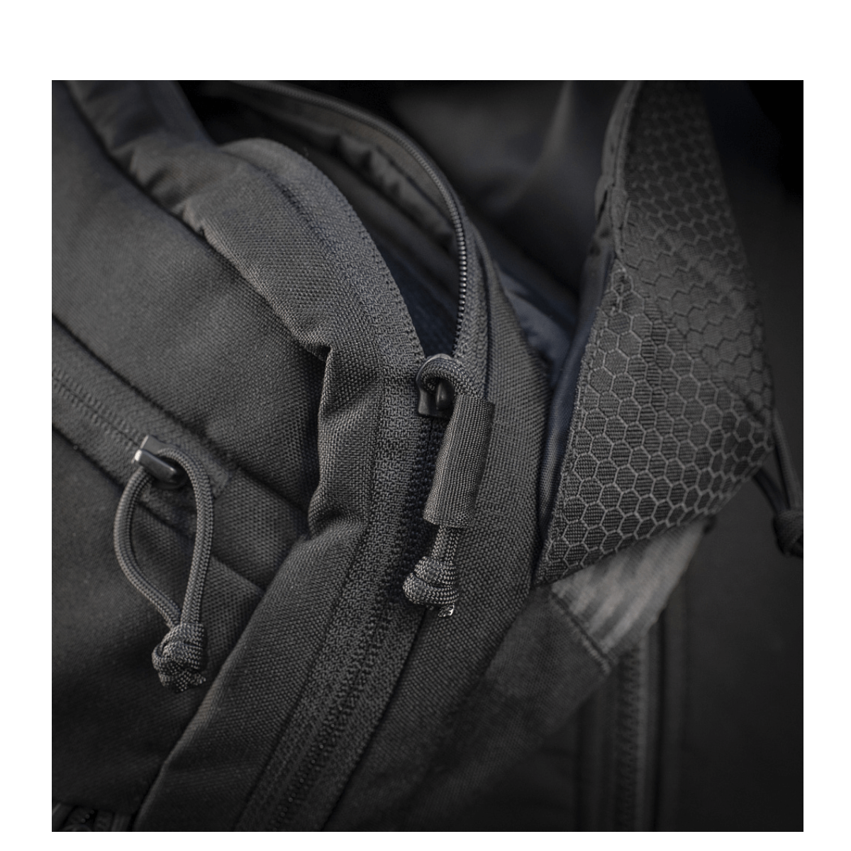 Detalje af M-Tac Magnet XL Taske Elite Hex med FidLock-lukkesystem og skulderrem, viser kraftig stof og lynlåsdesign.