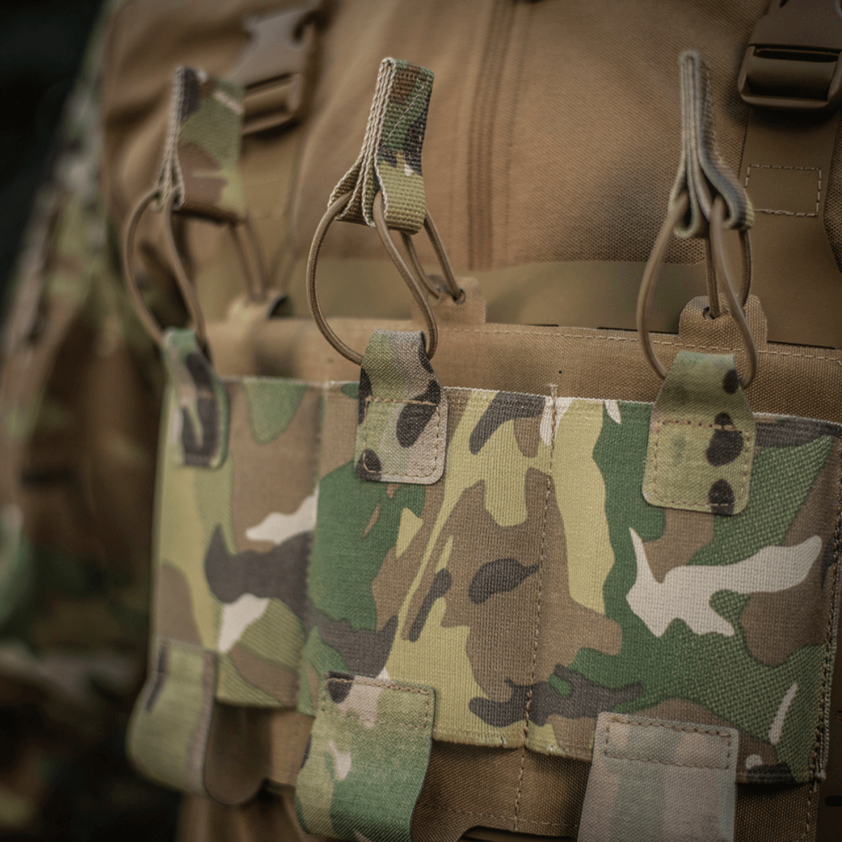Taktisk opsætning med M‑Tac Elastisk Single Magazine Pouch Elite til AK/AR-magasin, kompatibel med MOLLE system, camouflage design.