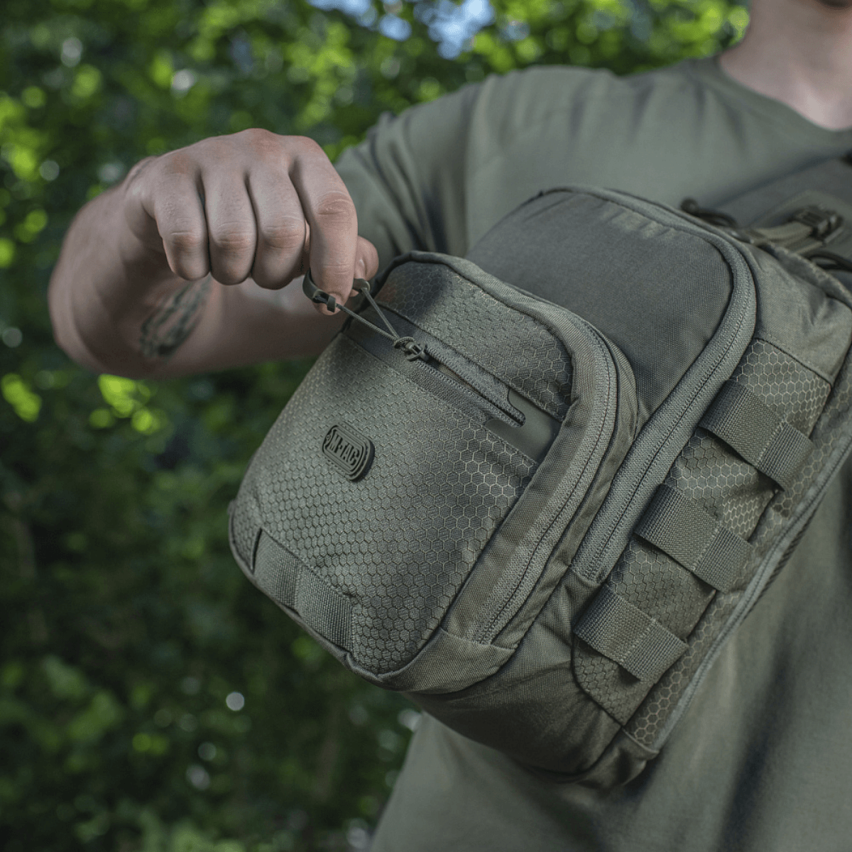 M-Tac Cross Bag Elite Hex taske vist i brug med slidstærk Cordura 500 materiale og praktiske lynlåse, perfekt til dagligt og taktisk brug.
