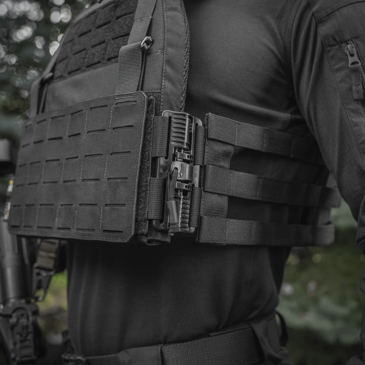 M‑Tac Plate Carrier Cuirass QRS Gen.II - moderne, justerbar pladebærer med quick-release system og ergonomisk design til taktisk brug.