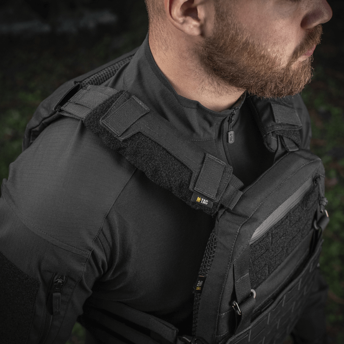 M-Tac Plate Carrier Cuirass QRS Gen.II med quick-release system og ergonomiske stropper, vist i brug og fremstillet af Cordura 500D.