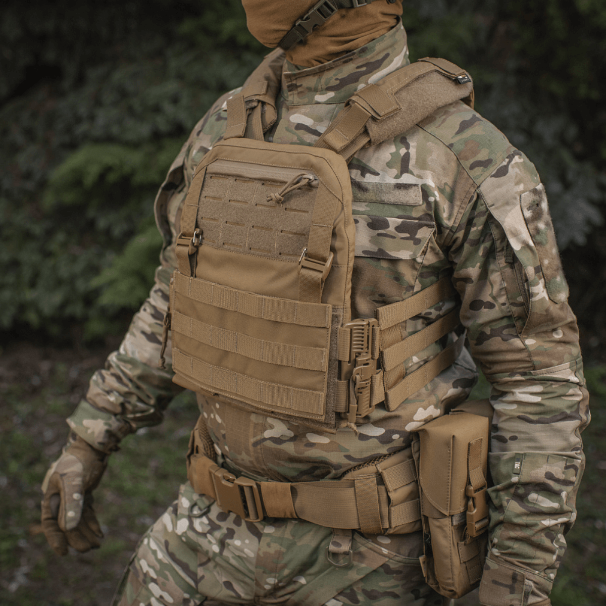 M‑Tac Plate Carrier Cuirass QRS Gen.II med quick-release system i multicam mønster til taktisk brug. Justerbar og ergonomisk design.
