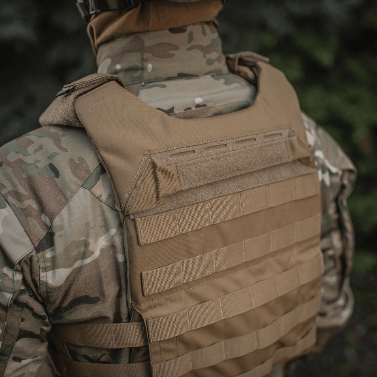 M‑Tac Plate Carrier Cuirass QRS Gen.II i brug, moderne pladebærer med quick-release system, ergonomisk design, camouflagemønster