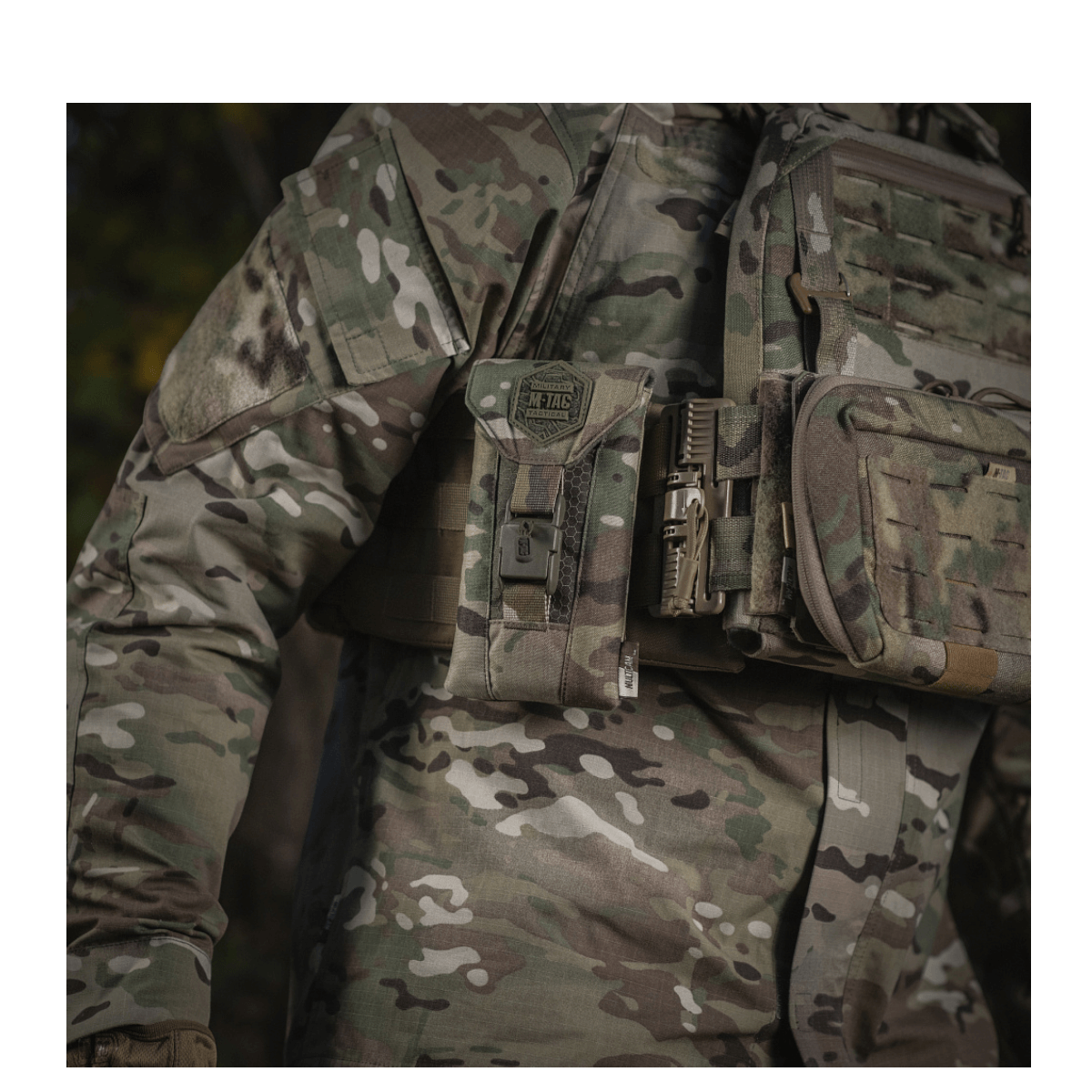 M-Tac Smartphone Lomme Elite Large Hex fastgjort til taktisk vest i camouflage-stil, holdbar og stilfuld, passer til op til 6,5 tommer smartphone.