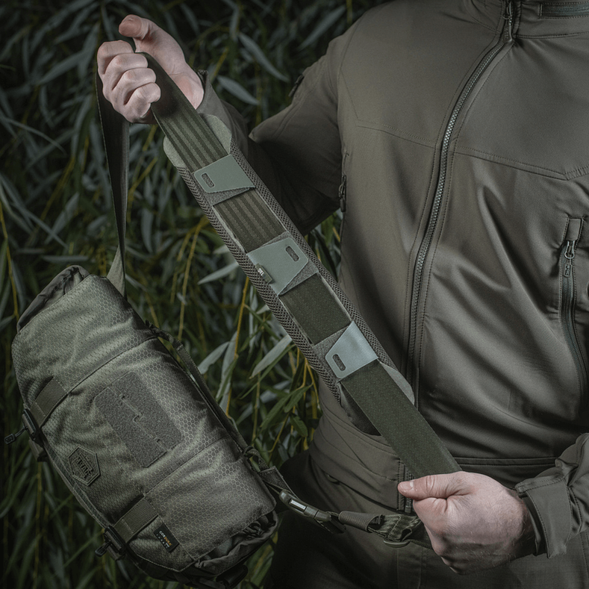 Mand holder M-Tac Skulderremspude 50 mm Elite monteret på taske