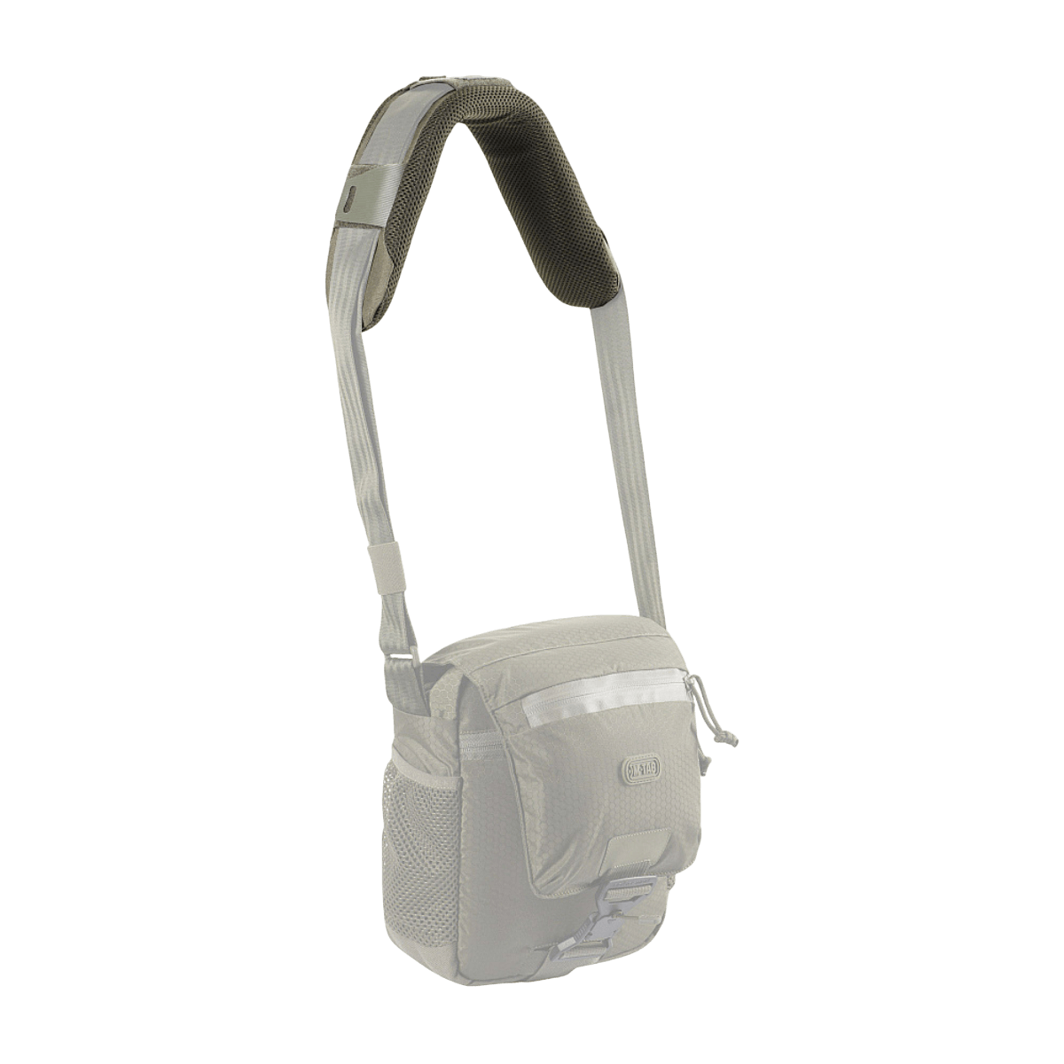 M‑Tac Skulderremspude 50 mm Elite monteret på taske for optimal vægtfordeling og komfort, grå Cordura-materiale.