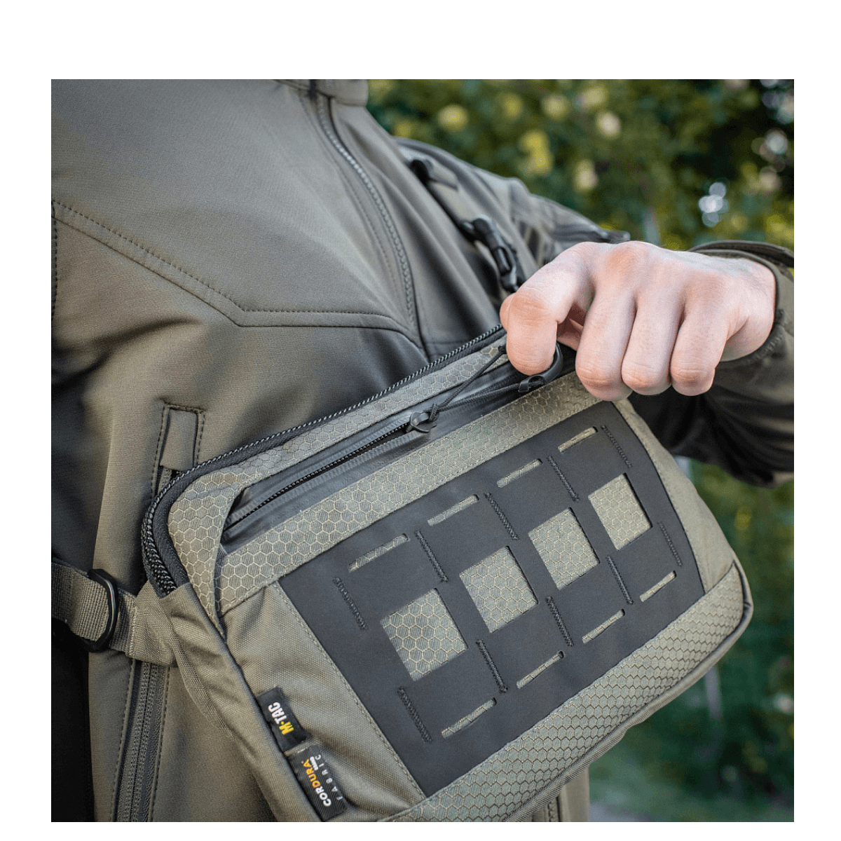 M-Tac Admin Taske Elite med slidstærk Cordura 500D, justerbar skulderrem og YKK lynlås i stilfuldt design.