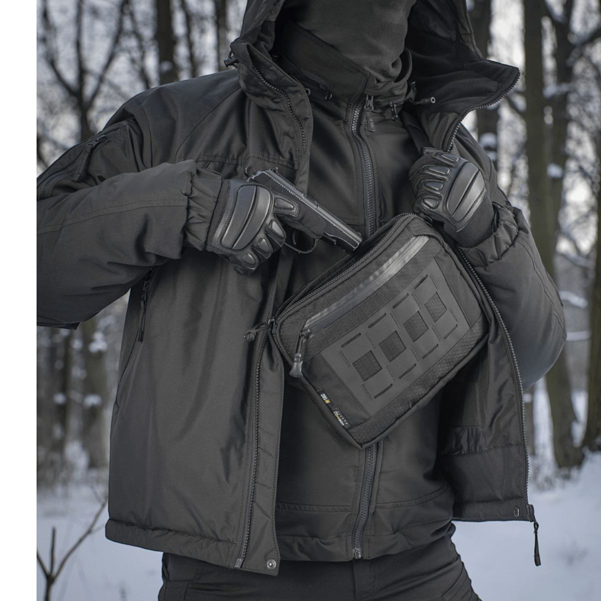 M-Tac Admin Taske Elite i brug med taktisk udstyr i skovmiljø