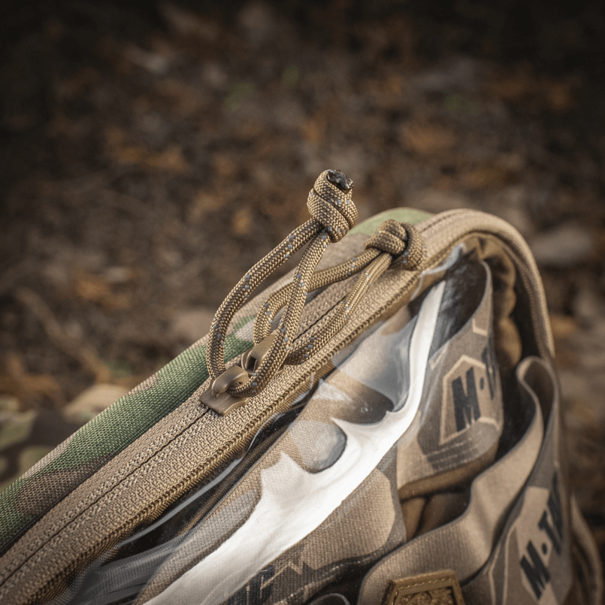 Nærbillede af M-Tac Utility Organizer Slim Elite med robust Cordura 500D materiale og gennemsigtig PVC-forvæg for let genkendelse af indhold.