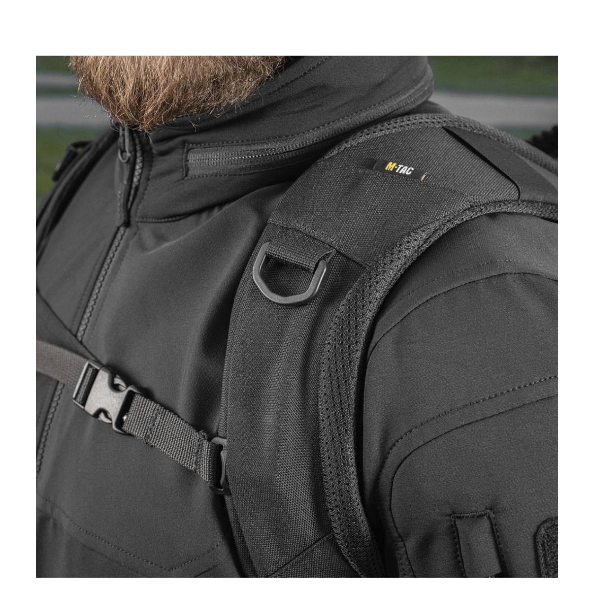 Nærbillede af M-Tac Mission Pack Elite rygsæk med ergonomisk design, sort Cordura 1000D, og MOLLE LASER CUT-system.