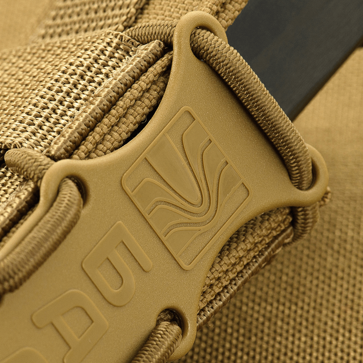 Nærbillede af M-Tac Pistolmagasinlomme Kolchan med holdbart Cordura 1000D materiale og stødsikre plastikindsatser.