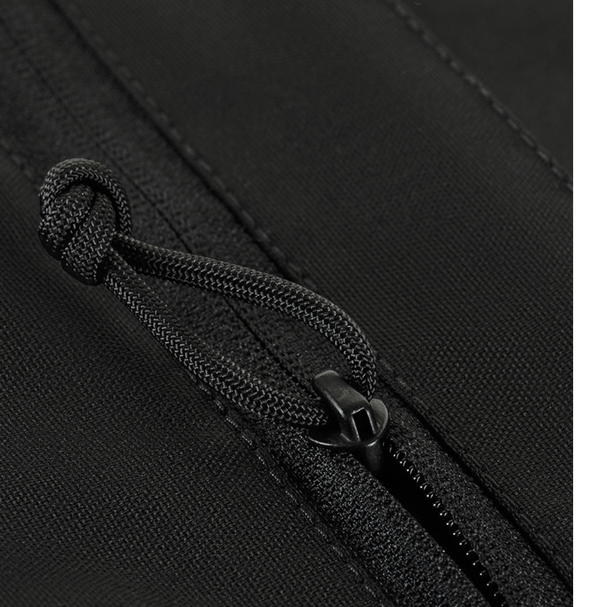 Lukning detalje af M-Tac Konvert Taske Elite med magnetventil og robust Cordura-materiale