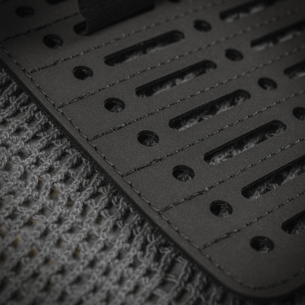 Detaljeret visning af M-Tac Modul Insert Molle 11x19, Laser Cut i polymerkomposit. Perfekt til effektiv EDC-organisering. Laser Cut-design.