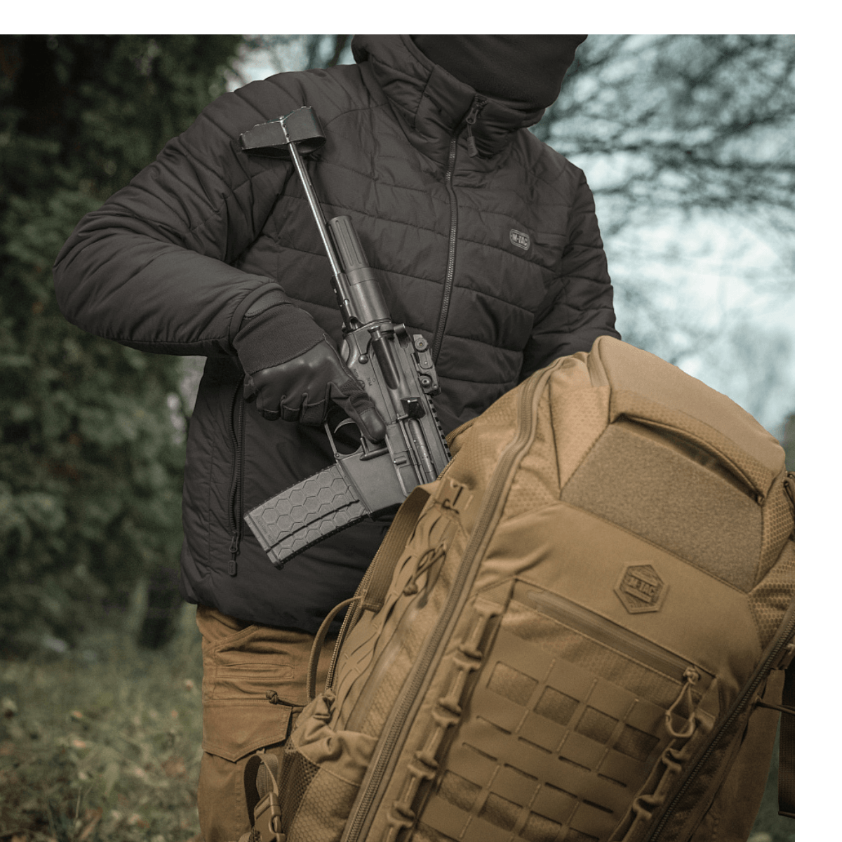 M-Tac Rygsæk Large Elite Hex Gen. IV i felten med taktisk luk, designet til at bære adskilte våben, lavet af Cordura for varighed.