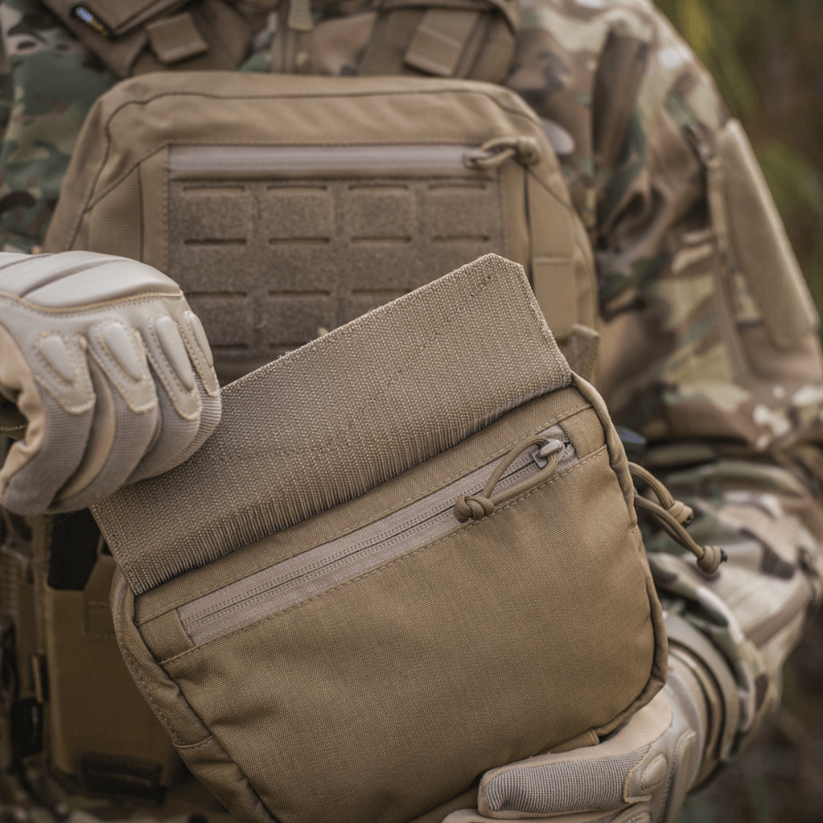 Person med M-Tac Lomme til Tilbehør Lower Large Elite i Cordura 500D, holdbar og praktisk opbevaring. Ideel til udendørs brug.