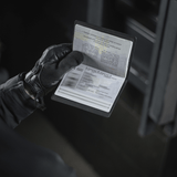 M‑Tac Pascover beskytter pas mod slid og skader, polymerkomposit materiale, stilfuldt design med "Passport"-tryk, indvendige rum til kort.