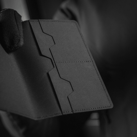 M‑Tac Pascover i sort polymerkomposit med indvendige plastkort-rum, velegnet til pasbeskyttelse under rejser.