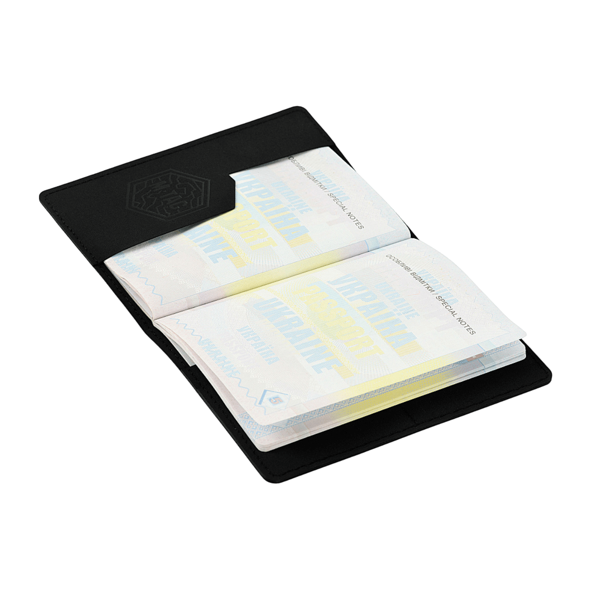 M‑Tac Pascover i sort polymer beskytter passet med et stilfuldt look og praktiske kortlommer, ideel til rejser. Mål: 13,5 x 10 cm.