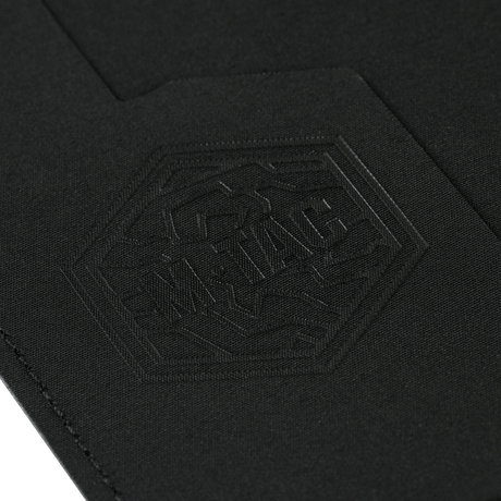 M‑Tac Pascover i polymermateriale med stilfuldt logo, beskytter pas mod skader, ideel til rejser. Sort, holdbart design, 13,5 x 10 cm.