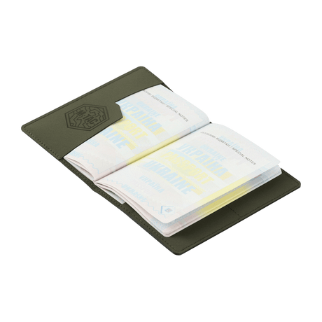 M‑Tac Pascover i polymerkomposit med logo, beskytter pas mod slid og skader, passer til ukrainske og udenlandske pas, 13,5 x 10 cm.