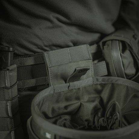 M‑Tac Magasinsæk Dump Pouch Lite Elite monteret på bælte, praktisk til hurtig magasinopbevaring, lavet af Cordura 500D med hurtiglukkesystem.