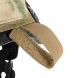 Nærbillede af M-Tac Hjelmcover Shroud Elite med velcro-strap til ekstra kamuflage eller kabler på en TOR-D hjelm.